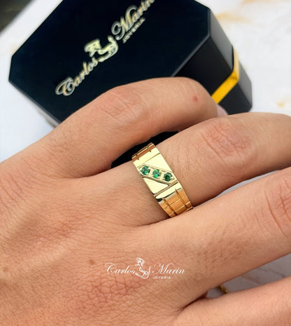 Anillo Cuadrado con Tres Circones Verdes Cruzados en Oro 18K