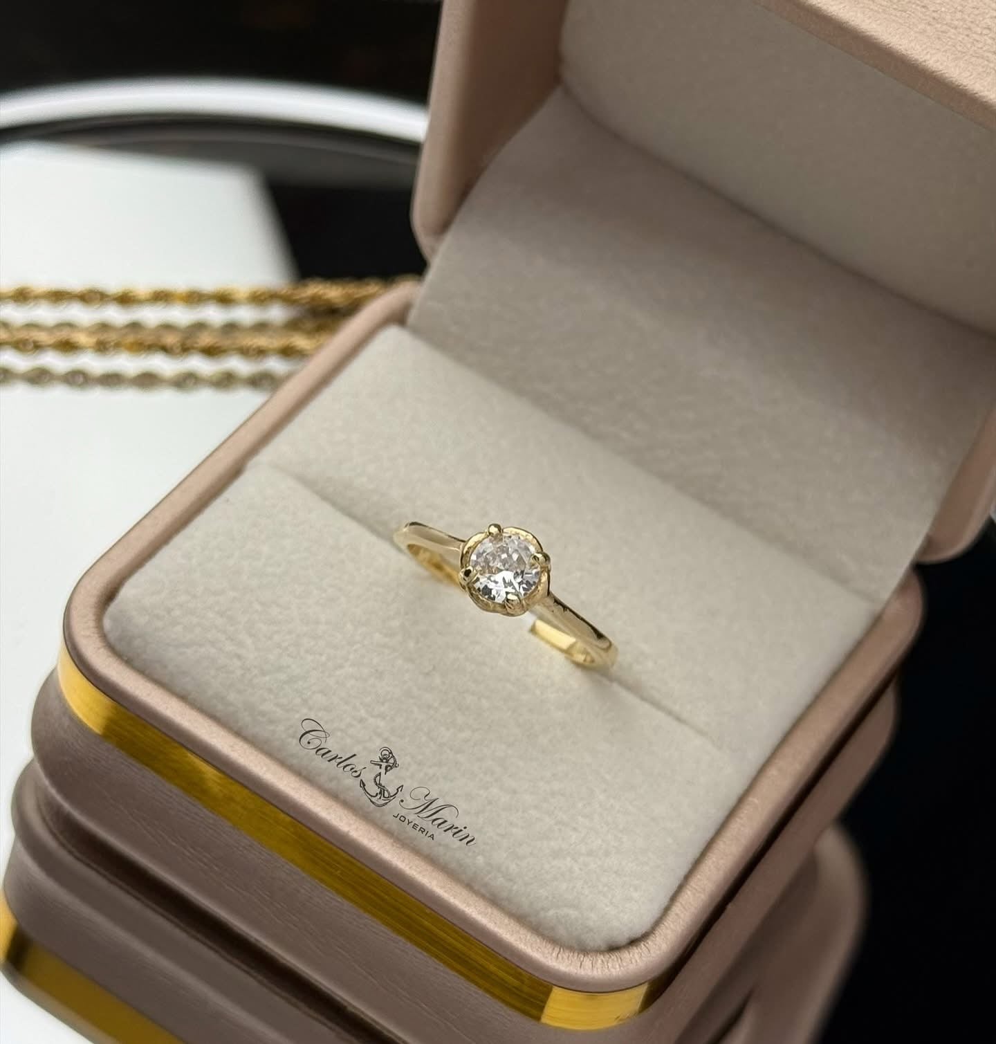 Anillo solitario oro 18k tradición