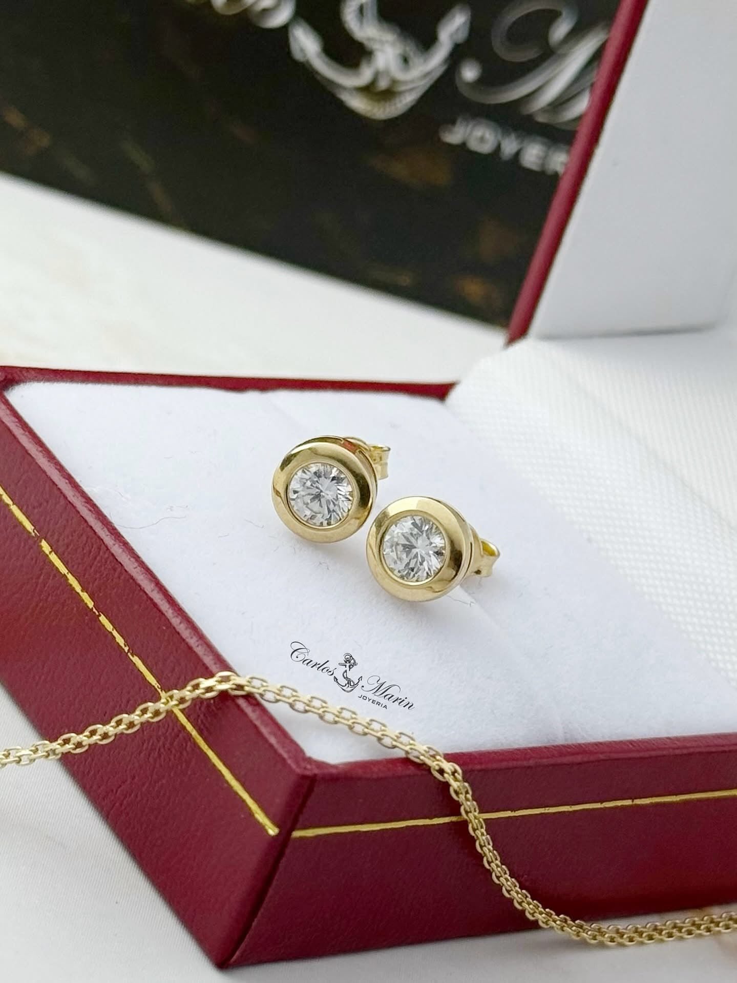 Topos Redondos con Circon Blanco en Oro de 18K