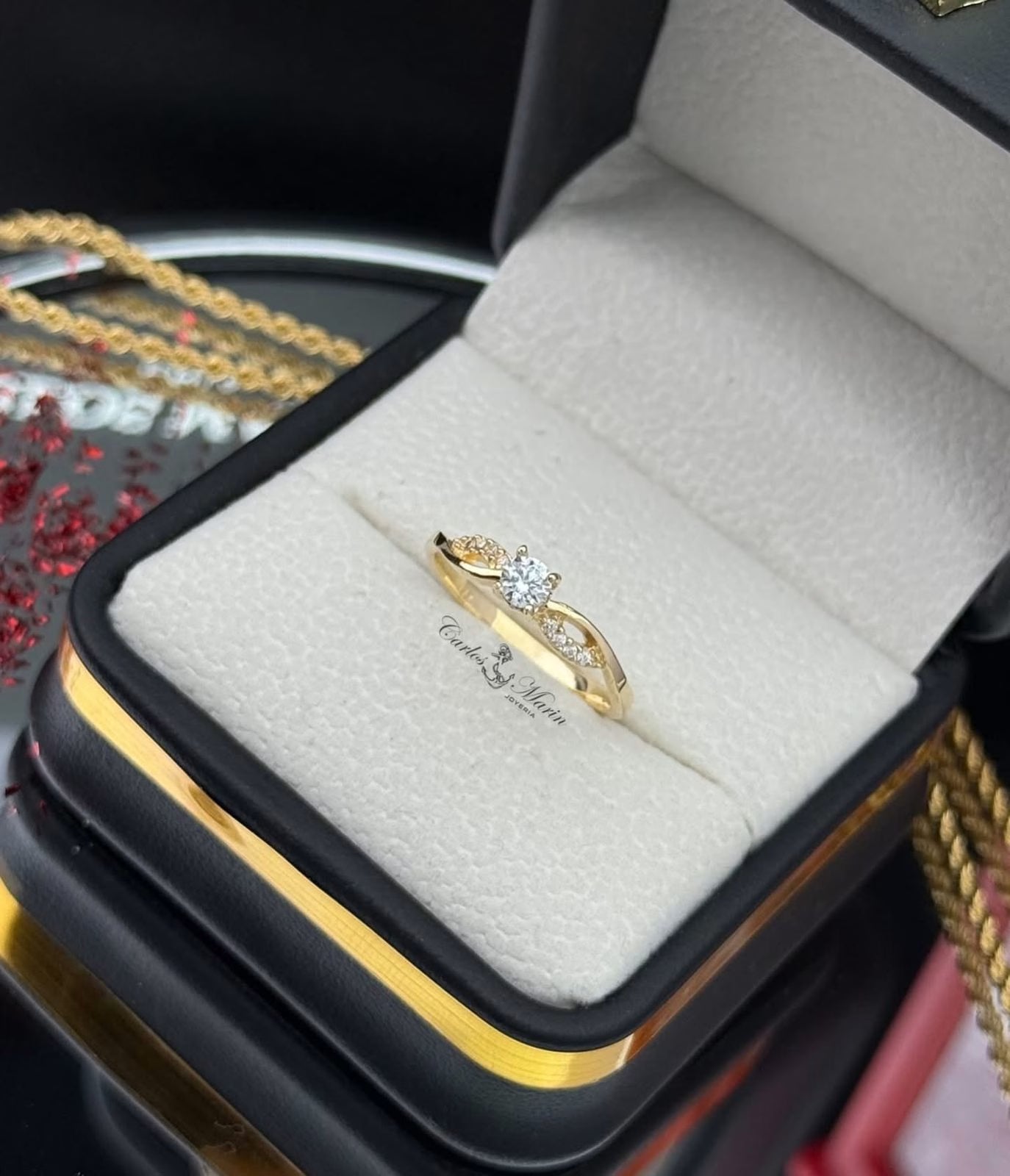 Anillo Solitario Tipo Infinito con Circones en Oro 18K