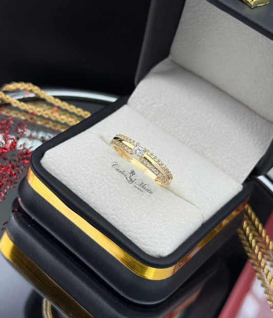 Anillo Solitario Brillante con Piedra Central y Circones Oro 18K