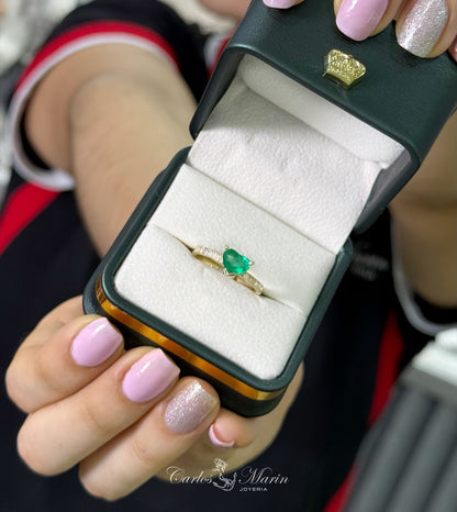 Anillo con Esmeralda Corazón en Oro 18K con Certificado