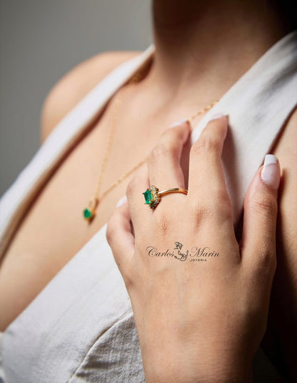 Anillo Rectangular con Esmeralda y Diamantes en Oro 18K – Con Certificado