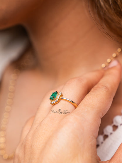 Anillo Rectangular con Esmeralda y Diamantes en Oro 18K – Con Certificado