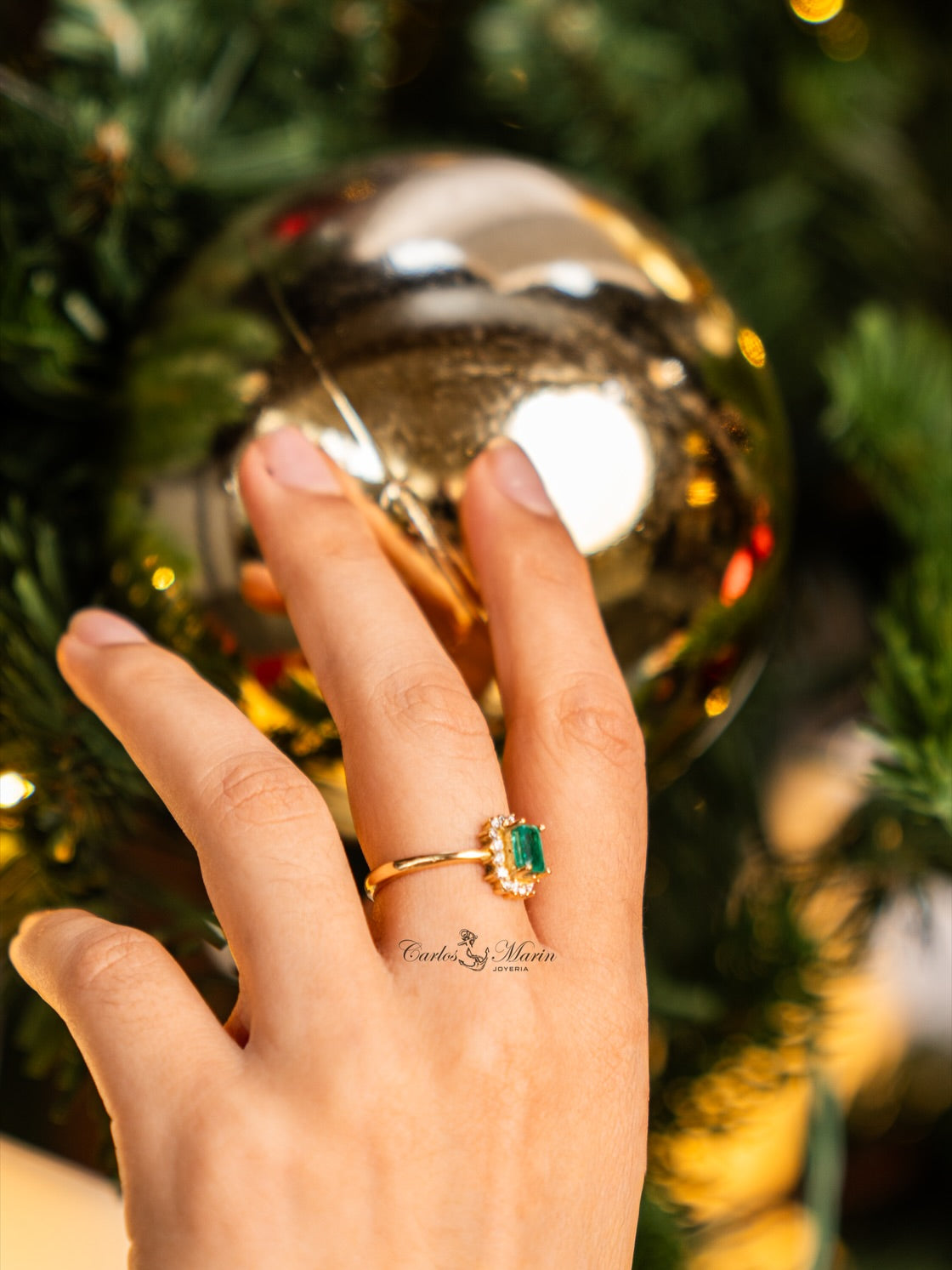 Anillo Rectangular con Esmeralda y Diamantes en Oro 18K – Con Certificado