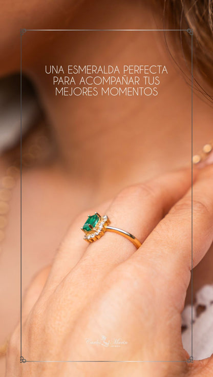 Anillo Rectangular con Esmeralda y Diamantes en Oro 18K – Con Certificado