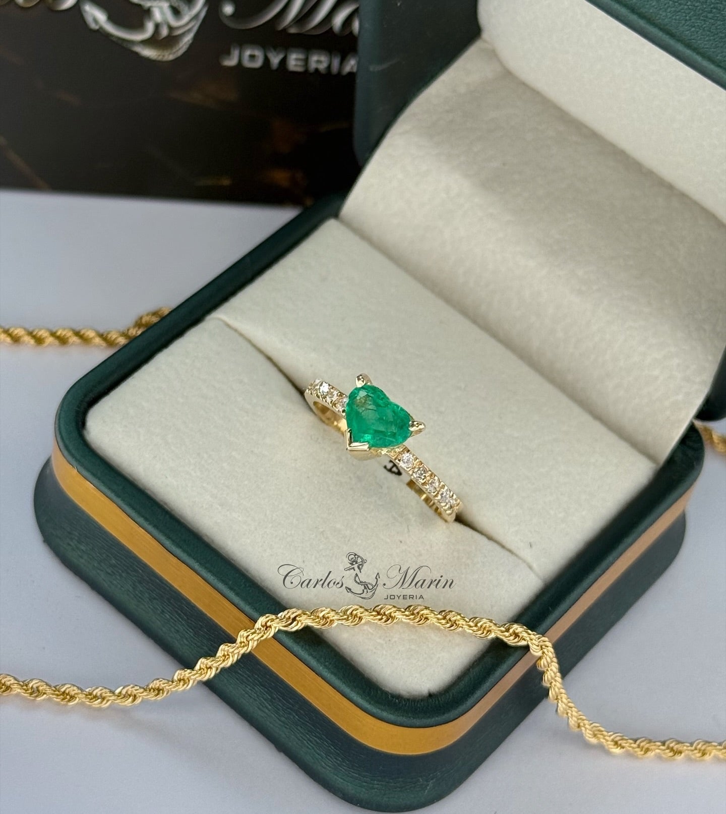 Anillo con Esmeralda Corazón en Oro 18K con Certificado