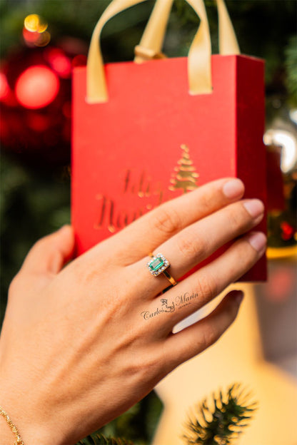 Anillo con Esmeralda Rectangular y Diamantes en Oro 18K – Con Certificado