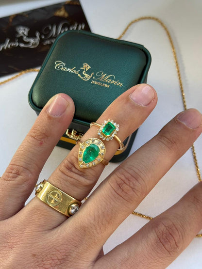 Anillo Rectangular con Esmeralda y Diamantes en Oro 18K – Con Certificado
