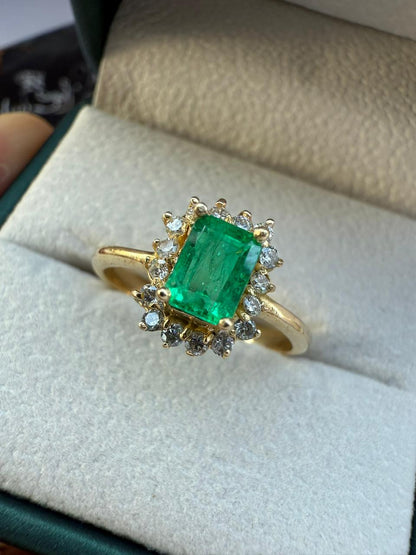 Anillo Rectangular con Esmeralda y Diamantes en Oro 18K – Con Certificado
