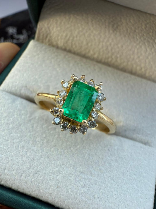 Anillo Rectangular con Esmeralda y Diamantes en Oro 18K – Con Certificado