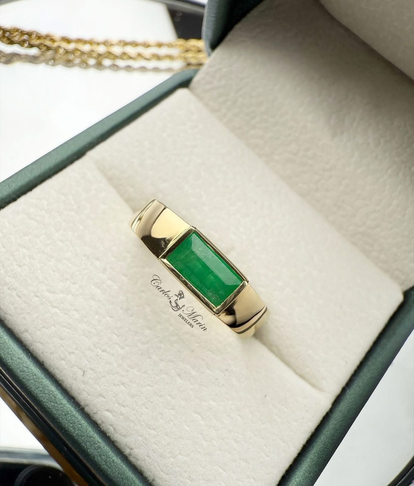 Anillo con Esmeralda Horizontal en Oro 18K – Con Certificado