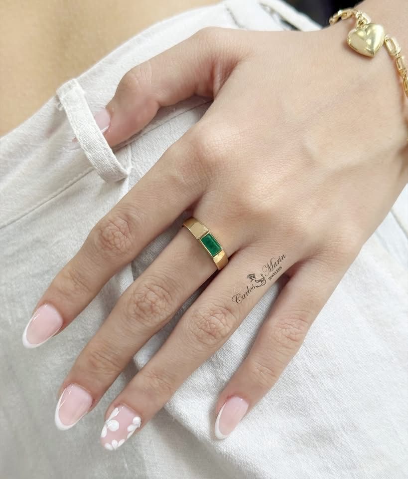 Anillo con Esmeralda Horizontal en Oro 18K – Con Certificado