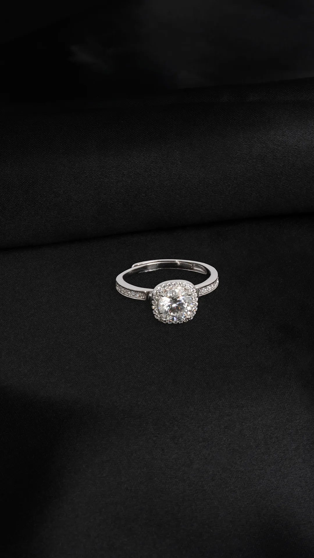 Anillo Halo con Moissanita Cushion Ajustable en Plata
