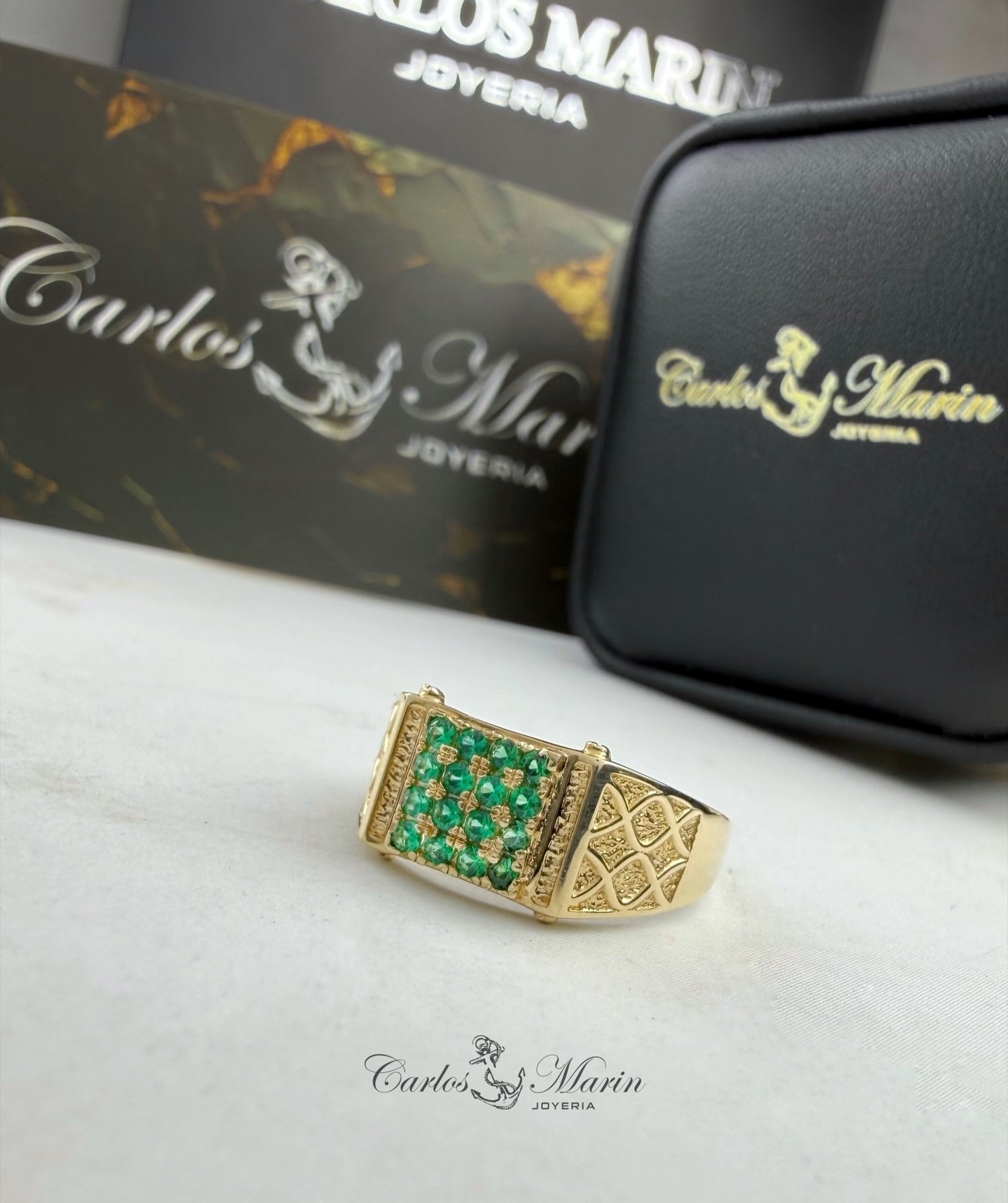 Anillo para Hombre con Circones Verdes en Oro de 18k