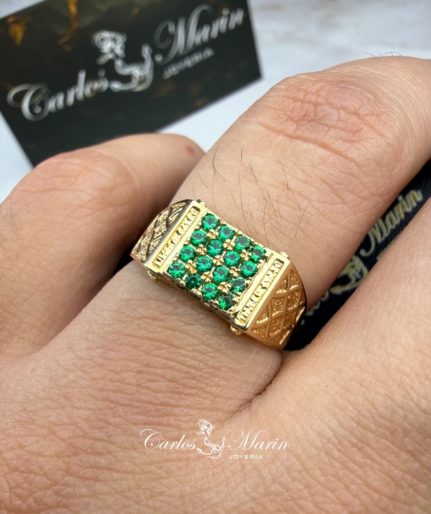 Anillo para Hombre con Circones Verdes en Oro de 18k