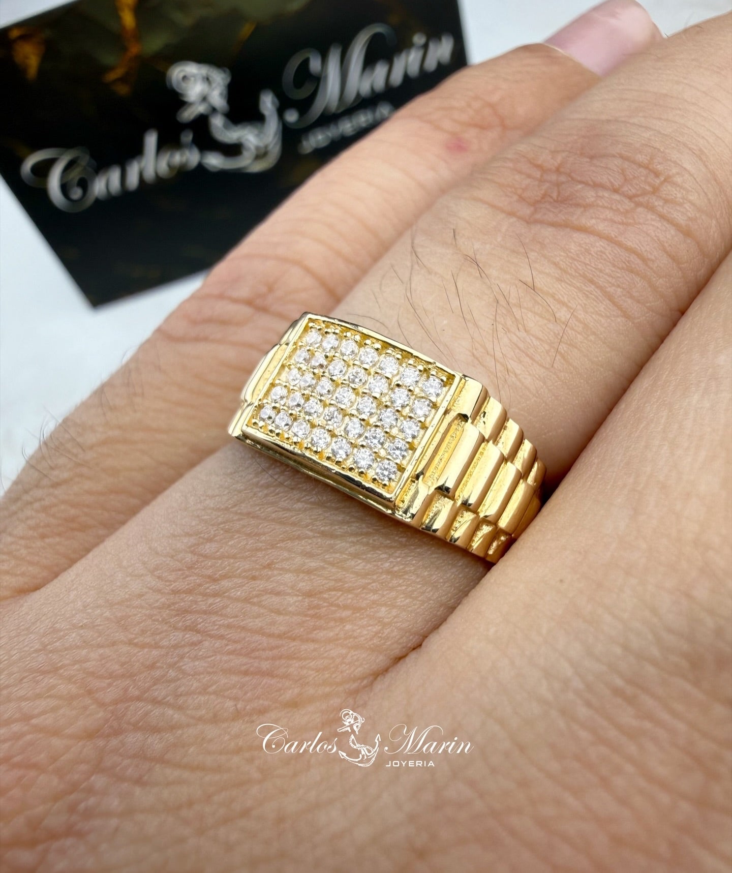 Anillo para Hombre Con Circones Blancos en Oro de 18K