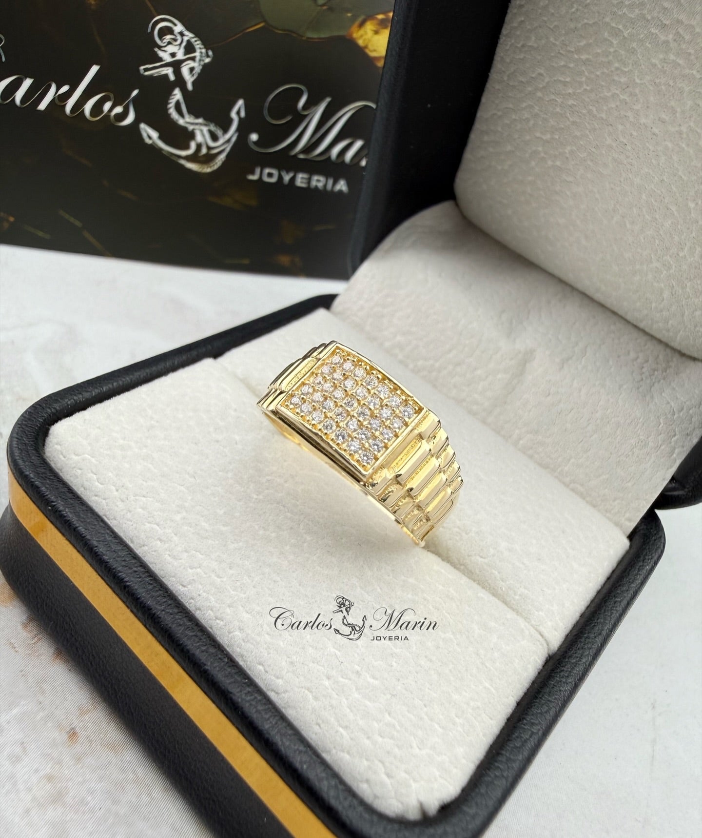 Anillo para Hombre Con Circones Blancos en Oro de 18K