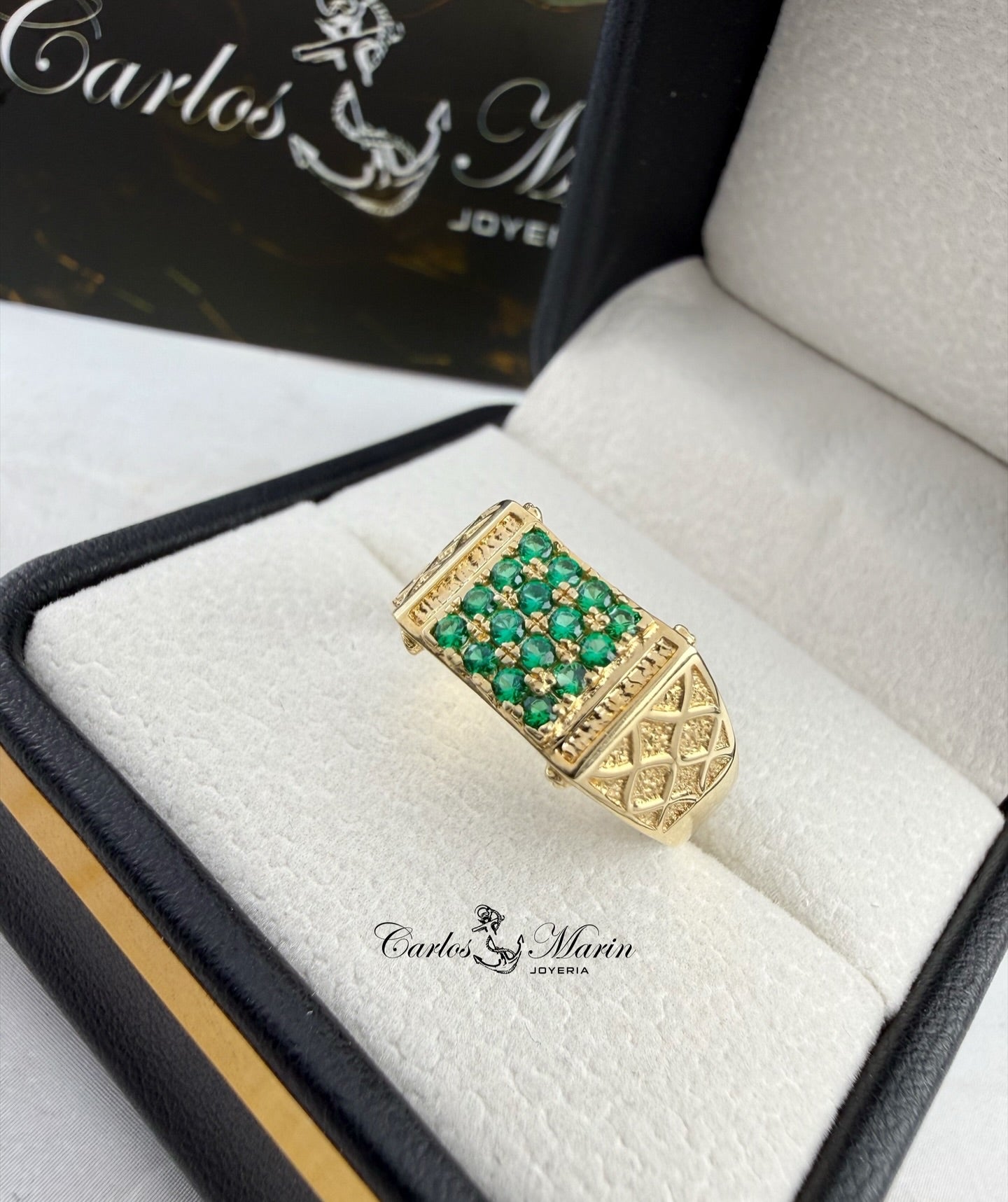 Anillo para Hombre con Circones Verdes en Oro de 18k