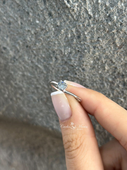 Anillo solitario con moissanita en oro blanco 18K