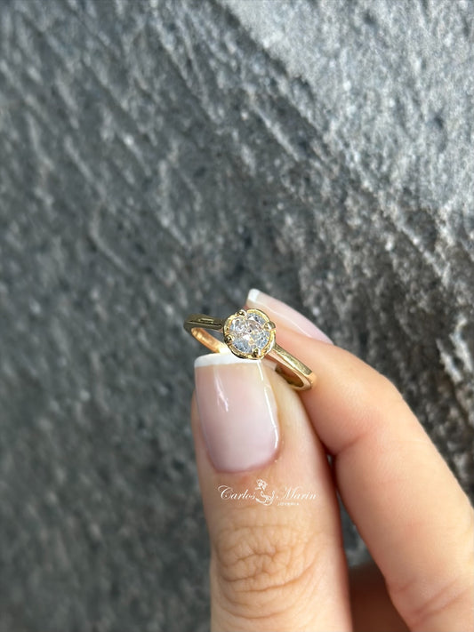 Anillo solitario ovalado con circón central en oro 18K