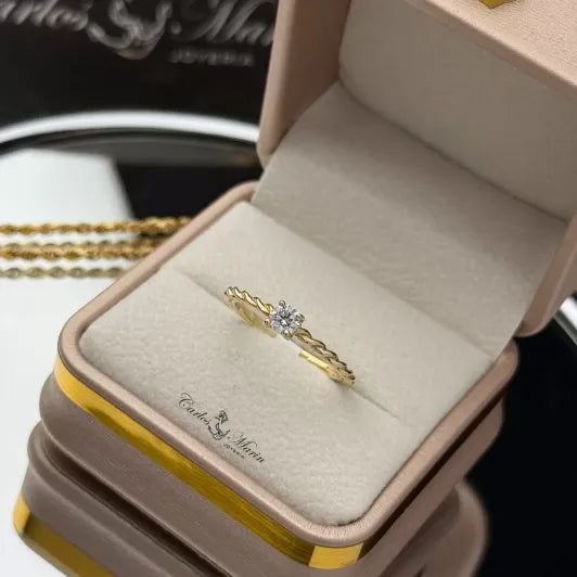 Anillo Solitario Clásico con Circón Blanco en Oro Amarillo 18K