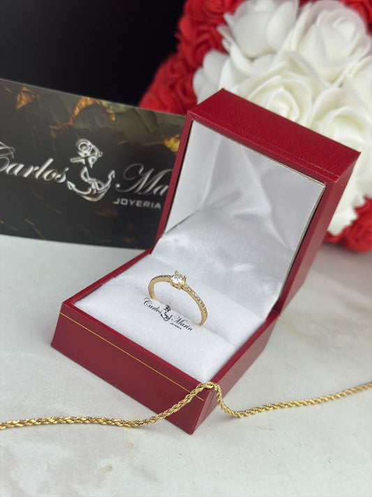Anillo Solitario con Circón Central y Laterales en Oro 18K