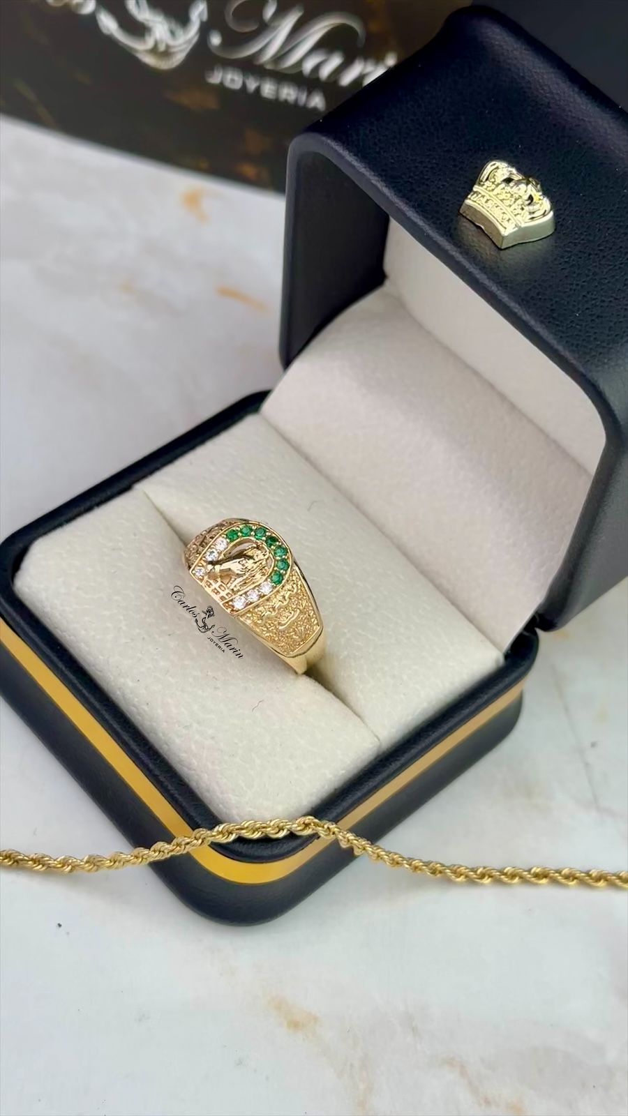 Anillo Hombre Herradura con Circones Verdes y Blancos en Oro 18K