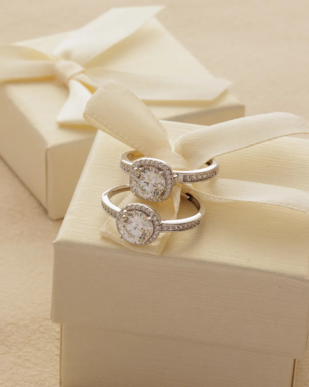 Anillo Halo con Moissanita Round Ajustable en Plata