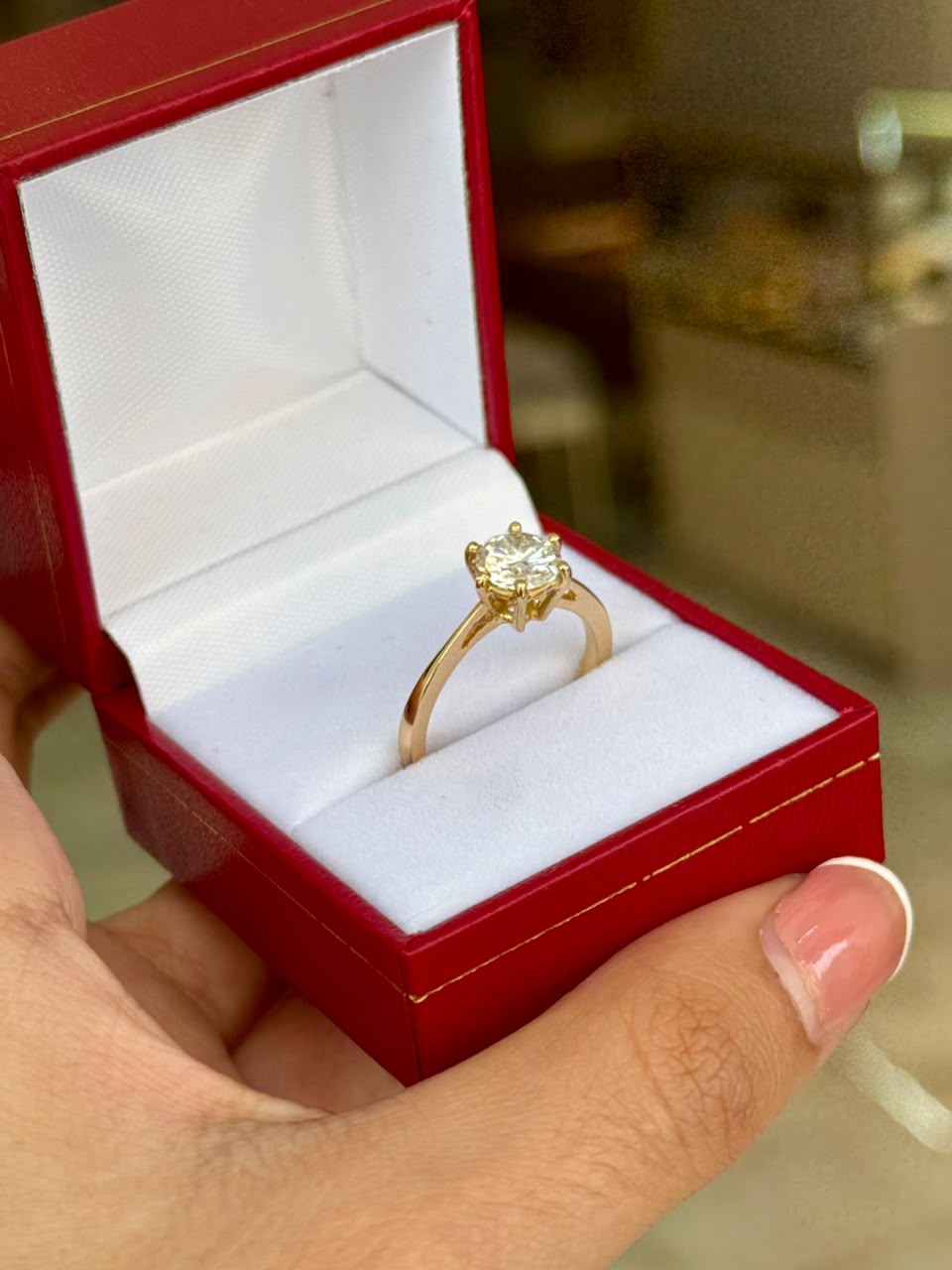 Anillo de Compromiso Solitario en Oro 18K con Moissanita
