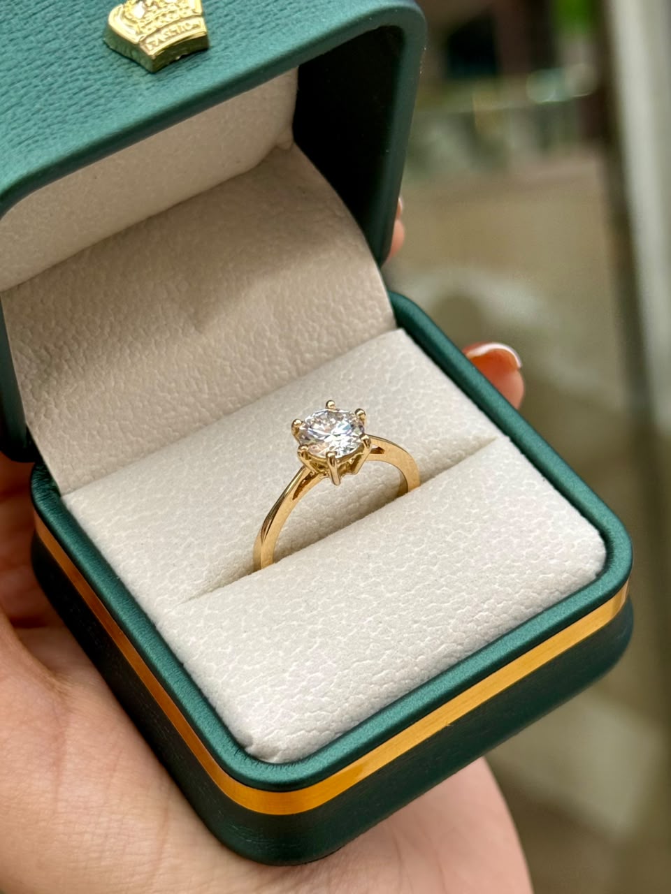 Anillo de Compromiso Solitario en Oro 18K con Moissanita