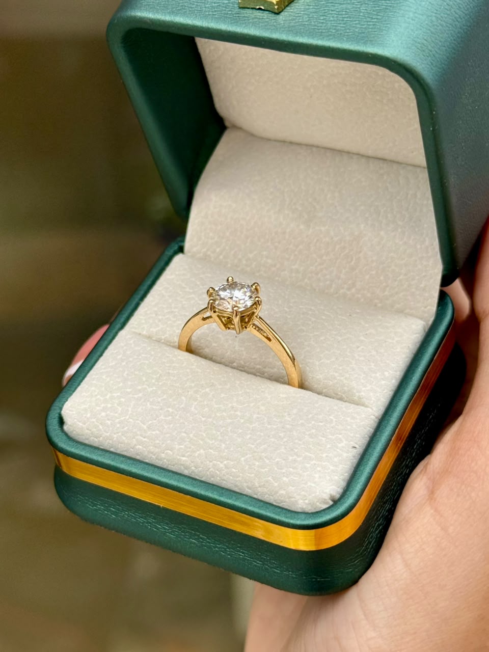 Anillo de Compromiso Solitario en Oro 18K con Moissanita