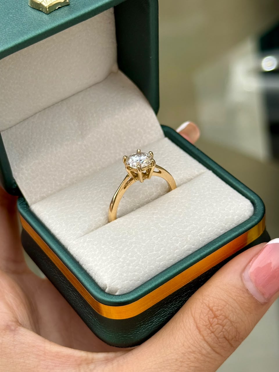 Anillo de Compromiso Solitario en Oro 18K con Moissanita