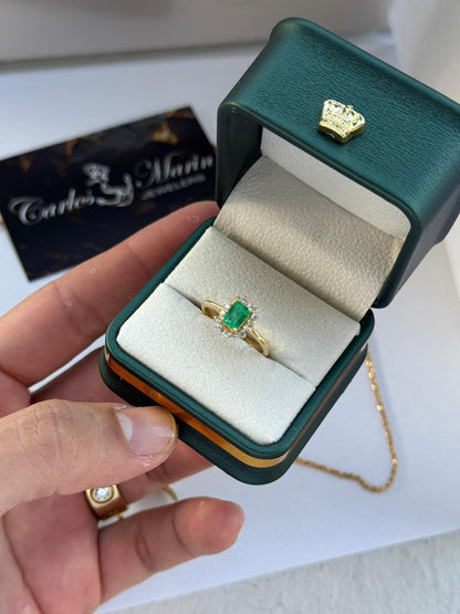 Anillo Rectangular con Esmeralda y Diamantes en Oro 18K – Con Certificado
