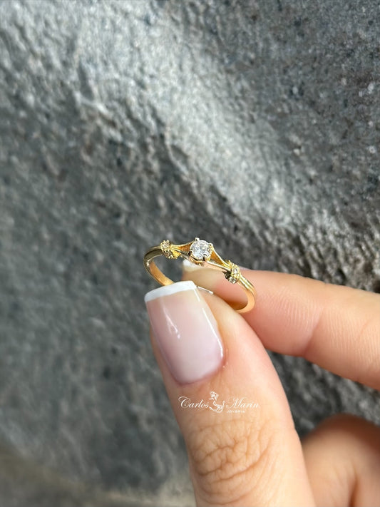 Anillo solitario alianza clásica con tres circones en oro 18K