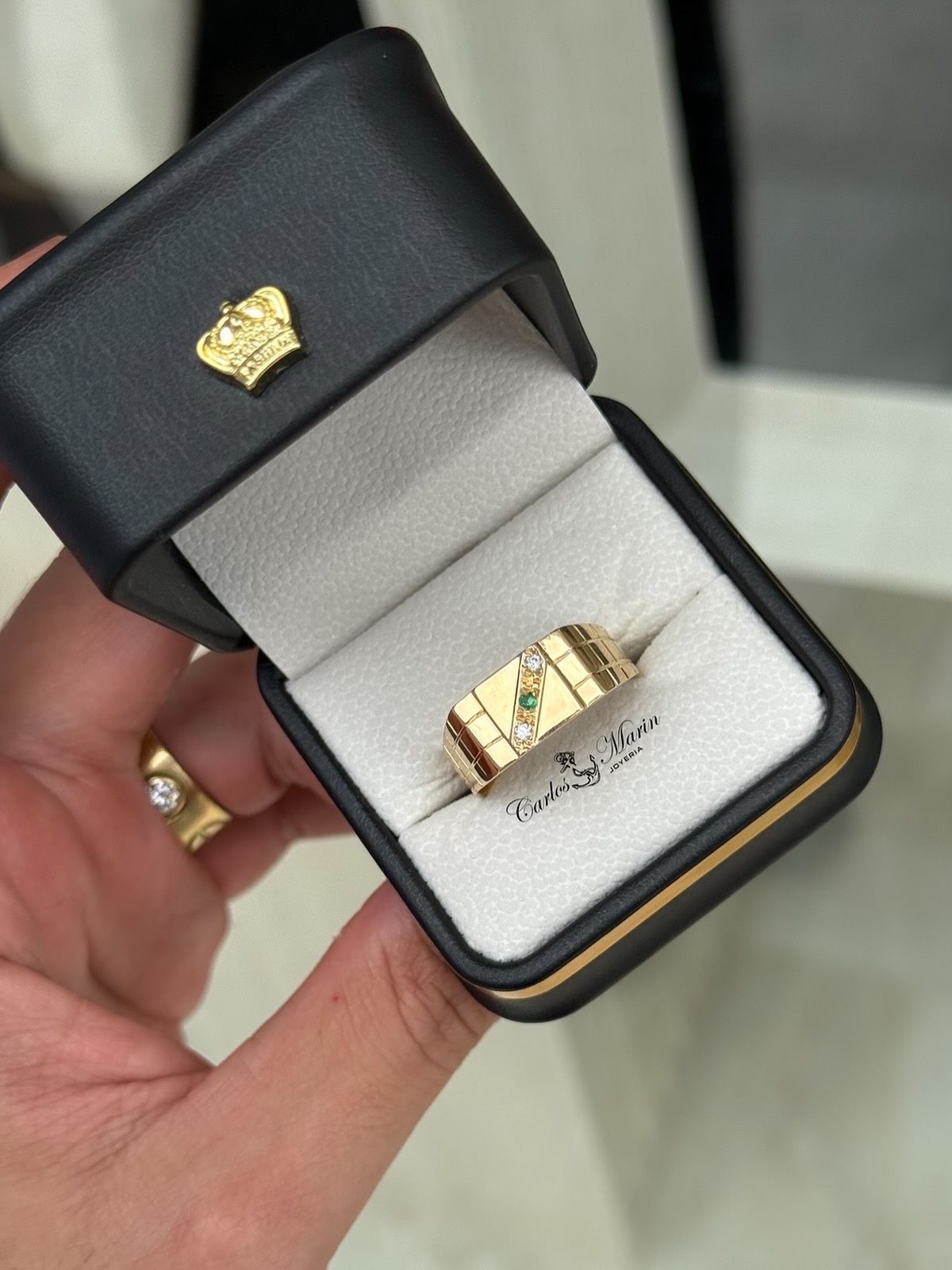 Anillo Cuadrado Cruzado con Esmeralda y Moissanitas Oro 18K