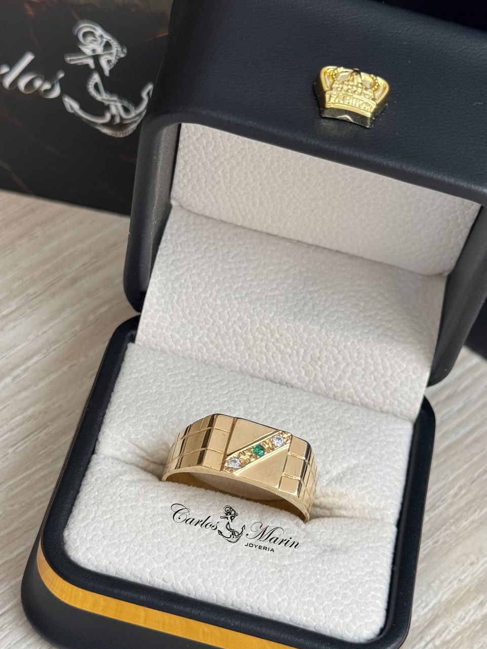 Anillo Cuadrado Cruzado con Esmeralda y Moissanitas Oro 18K