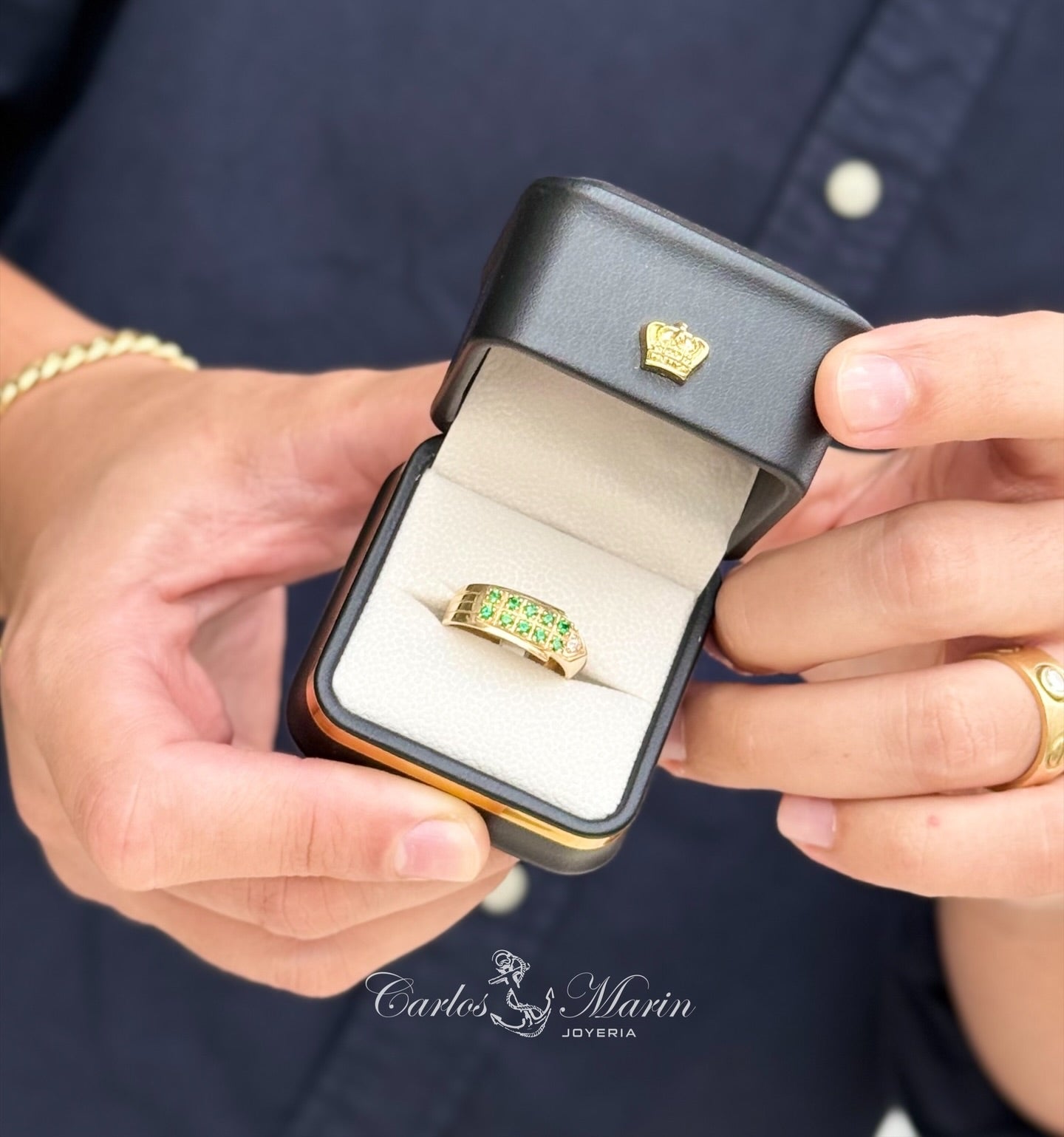 Anillo Hombre Punta Diamante con Piedras Verdes Oro 18K