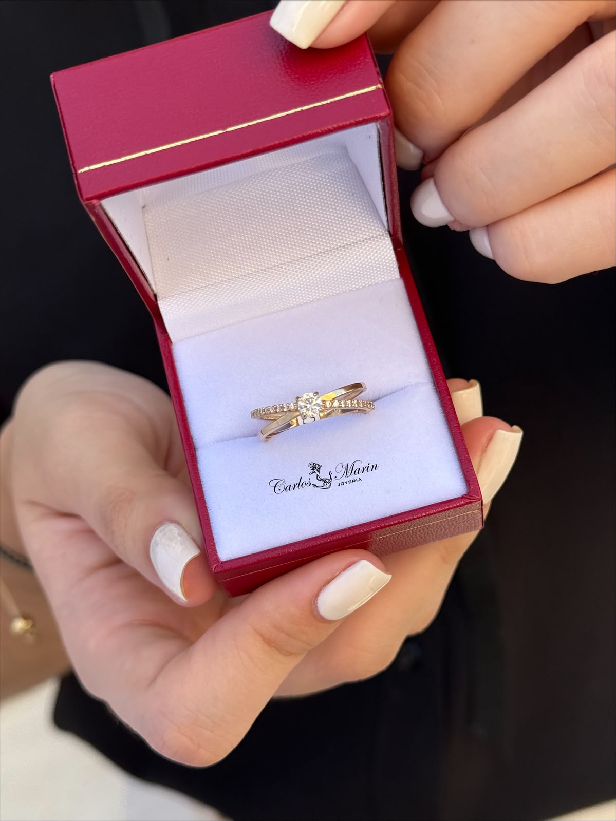 Anillo Solitario Cruzado Medio Circones en Oro 18K