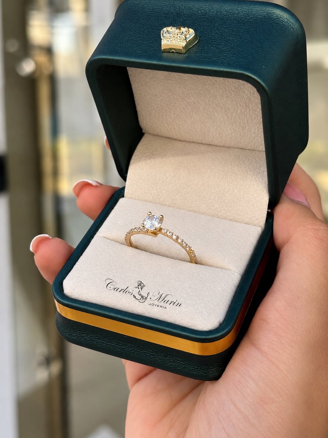 Anillo Solitario en Oro 18K con Circones