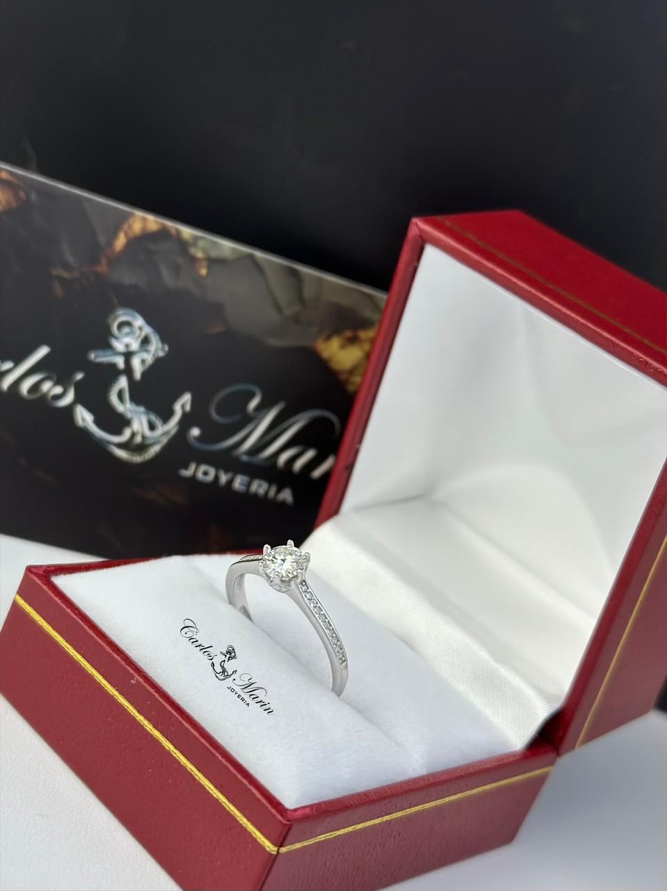 Anillo Soft Glow con moissanita en plata elegante
