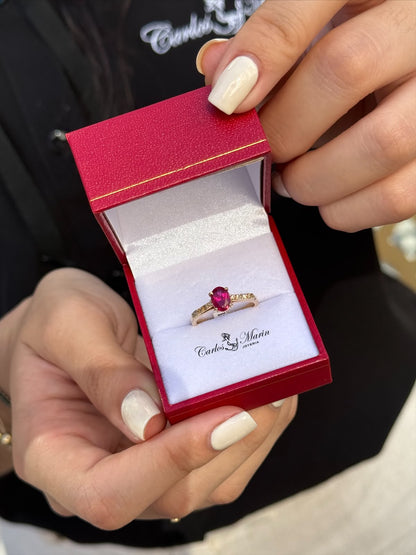 Anillo Solitario con Rubí Sintético y Circones en Oro 18K