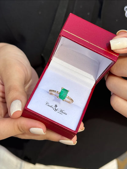 Anillo con esmeralda rectangular y moissanitas oro  18k