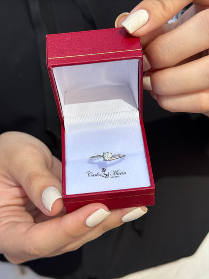 Anillo solitario con moissanita en oro blanco 18K