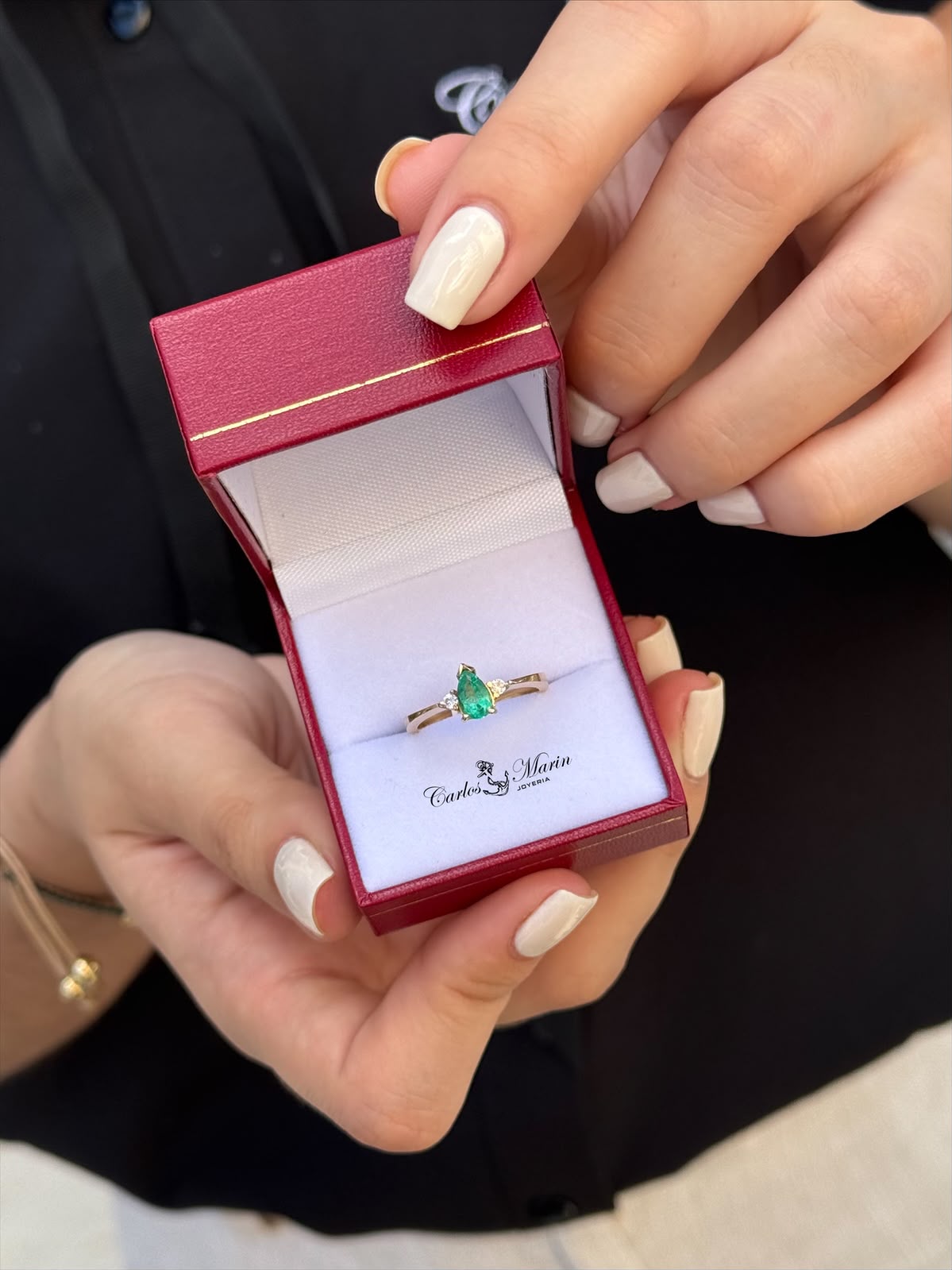 Anillo con Esmeralda Gota en Oro 18K