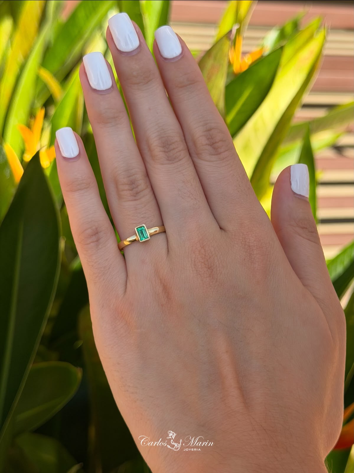 Anillo con Esmeralda Rectangular en Oro 18K