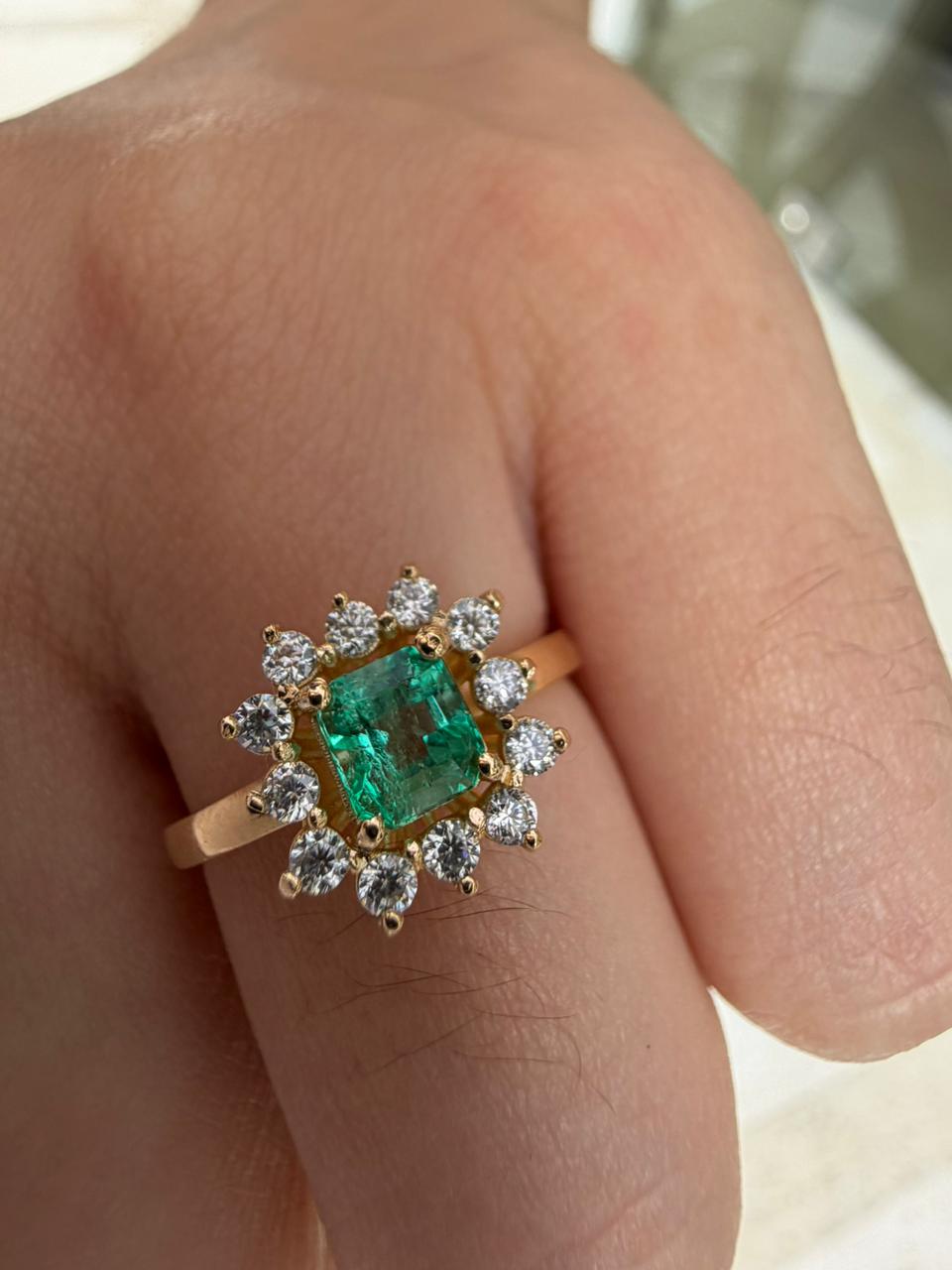 Anillo oro 18K con esmeralda y moissanitas