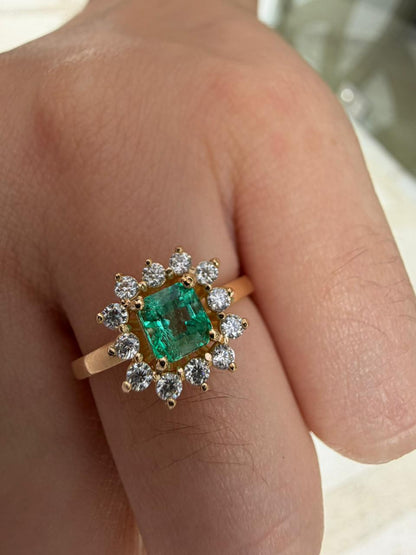 Anillo oro 18K con esmeralda y moissanitas