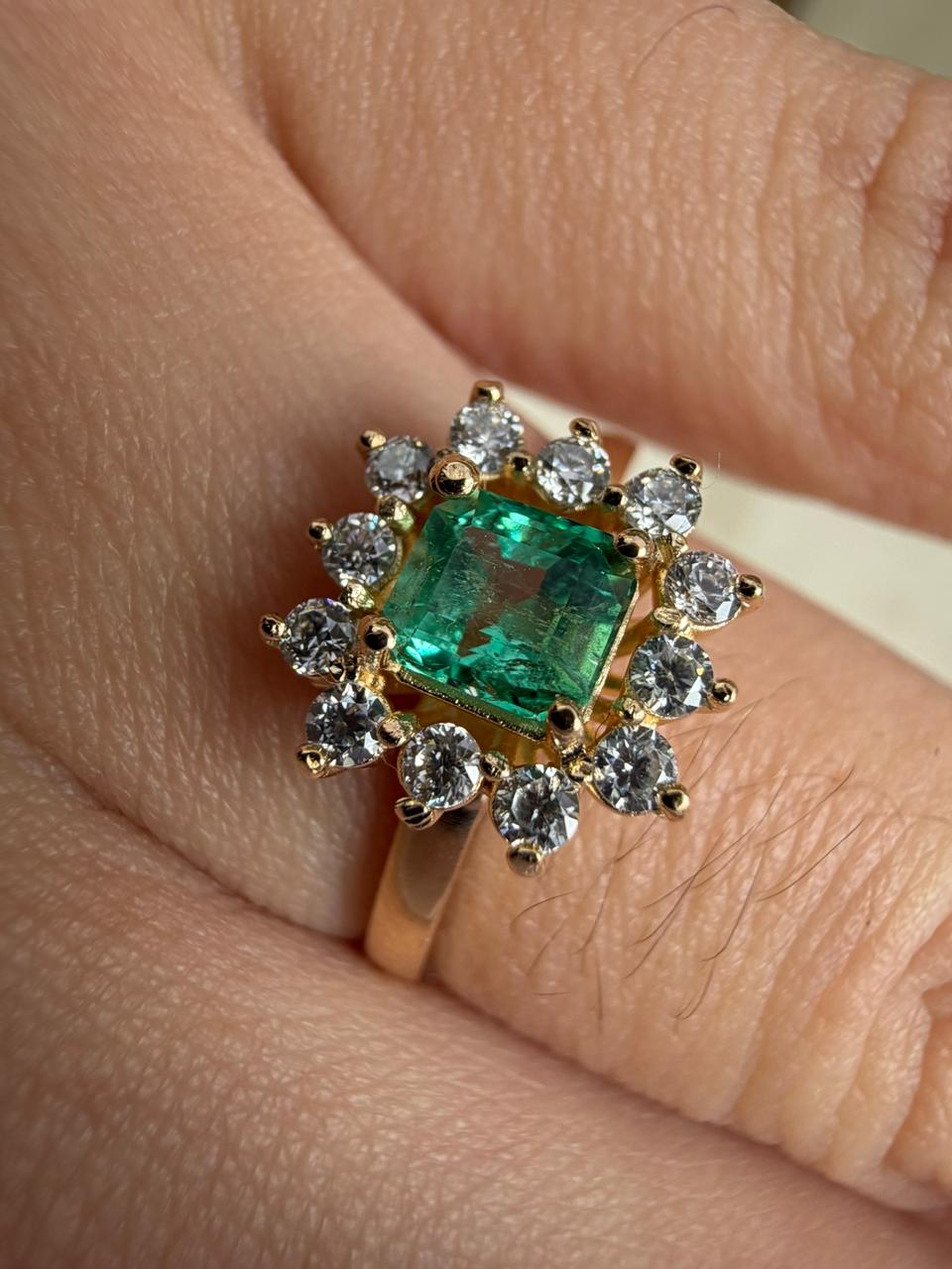 Anillo oro 18K con esmeralda y moissanitas