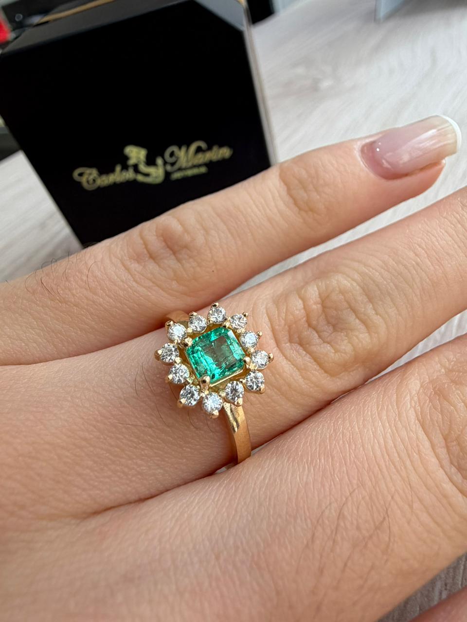 Anillo oro 18K con esmeralda y moissanitas